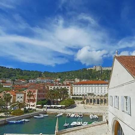 Lilly With Amazing View * 赫瓦尔